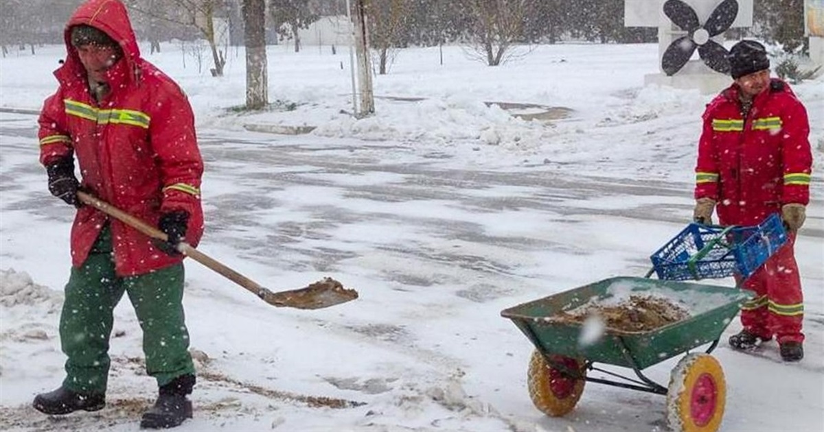 Через негоду в Ізмаїлі спеціалісти комунальних служб працюють в цілодобовому режимі