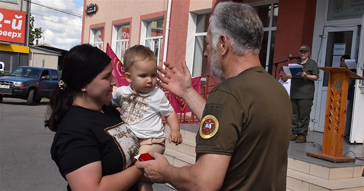 У Старокостянтинові вручили кулони “Батьківське серце”: відзнаки отримали діти загиблих воїнів