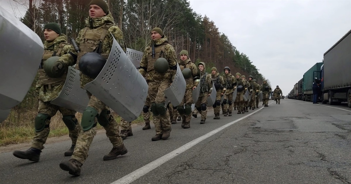 Прикордонники тренуються захищати кордон України в Чернігівській області. Фоторепортаж
