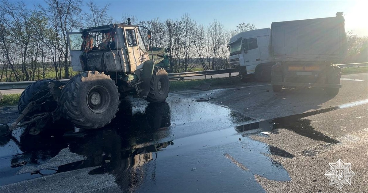 Через ДТП з потерпілими вранці, 25 квітня, рух транспорту на трасі Київ-Чоп ускладнений