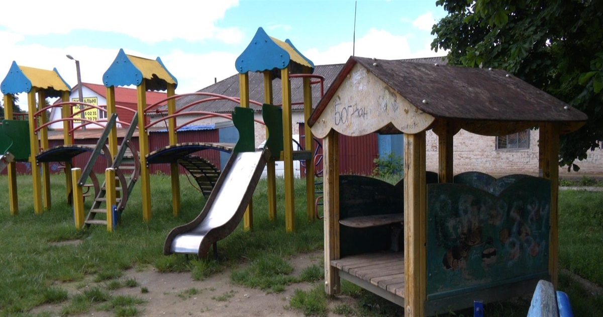 У Городку оновлюватимуть дитячі майданчики, лавки та зупинки: що планують зробити