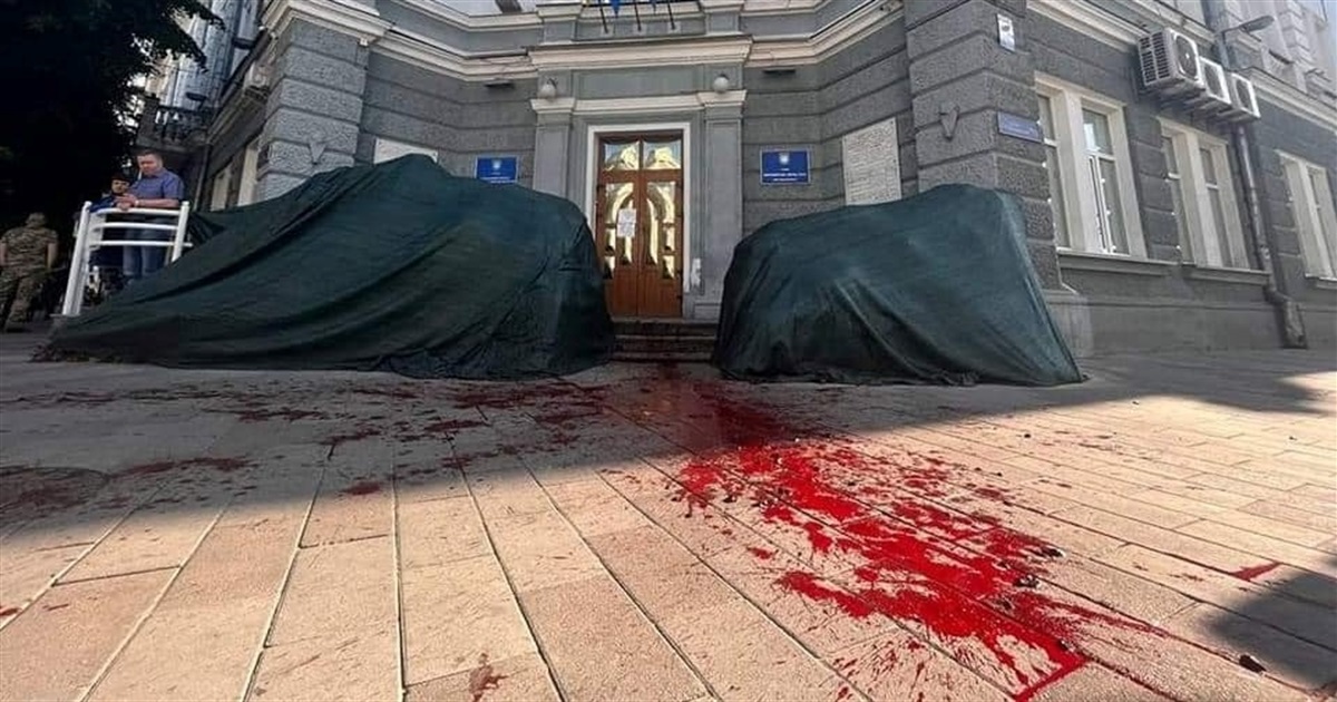 Перед сесією у Житомирі активіст біля входу до будівлі міськради розлив рідину, схожу на кров