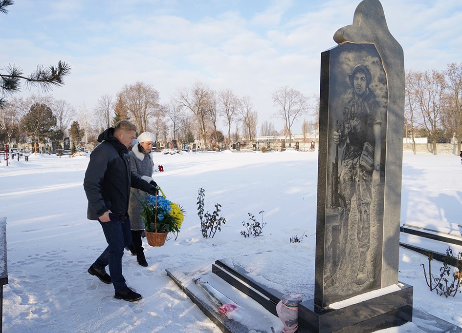 У Покровську віддали данину пам'яті захисникам Донецького летовища