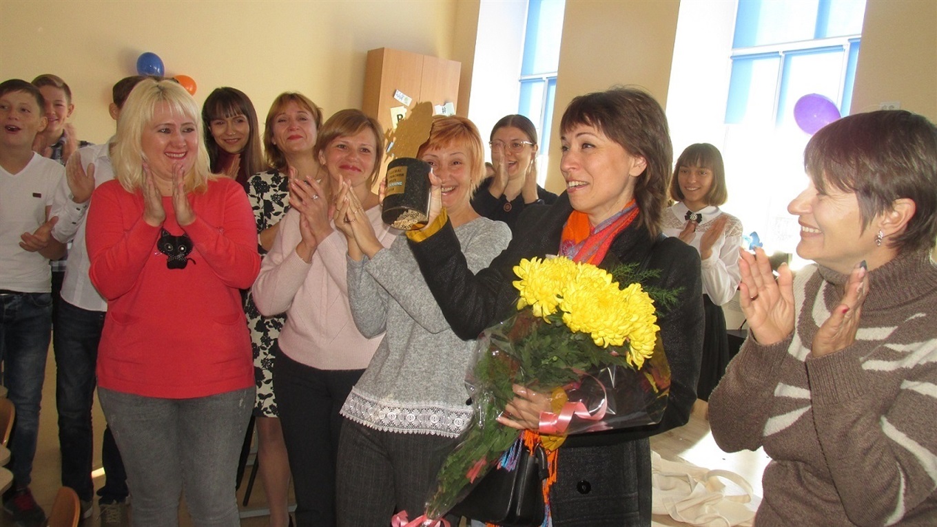 Триумфатора премии Global Teacher Prize Ukraine Наталью Кидалову в 23-й школе встретили... яблоками