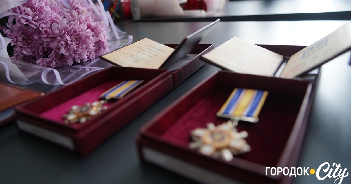 «Для нас важливо, щоб його пам’ятали». У Городку родинам загиблих воїнів вручили посмертні нагороди