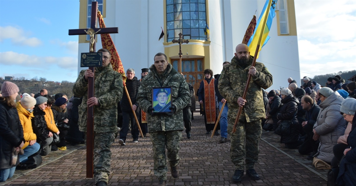 Довгою виявилась остання дорога додому загиблого воїна, чортків'янина, Ткачука Тараса