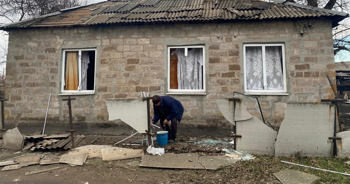Російські окупанти за день знищили 22 будинки у Комарі — огляд новин Волноваського району