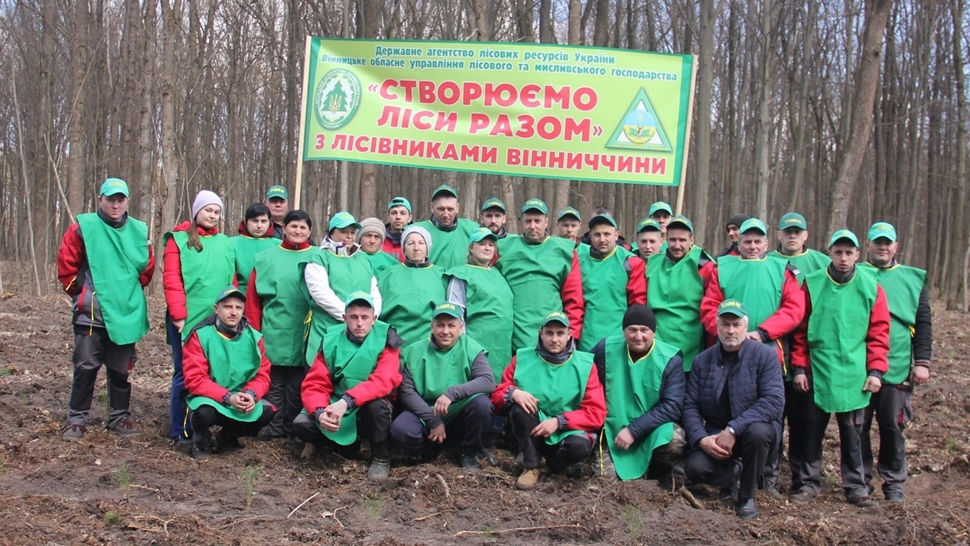 Створюємо ліси разом: на території Іванівської громади лісівники та деревообробники садили дерева