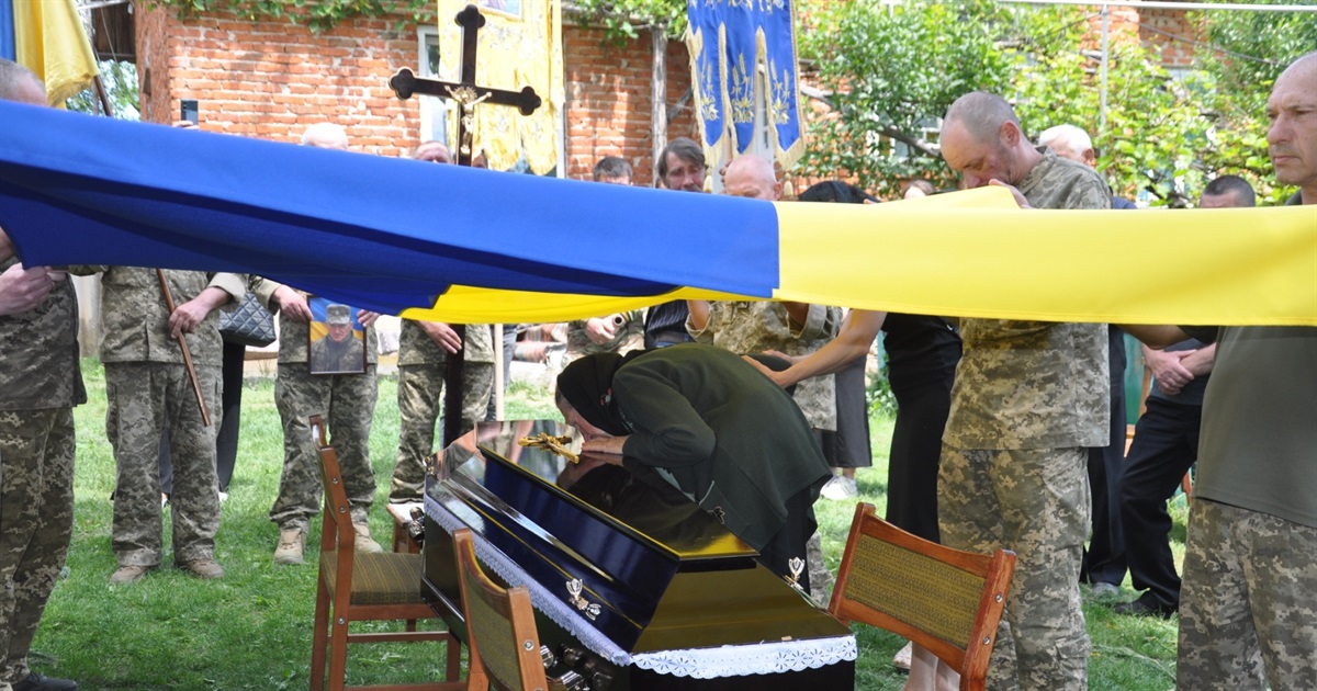 У Давидківцях провели в останню дорогу загиблого снайпера-розвідника Гоменюка Володимира