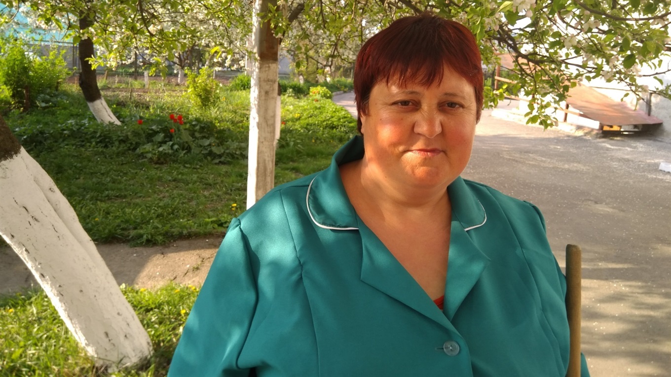 Міські професії: до двірника Олександри люди йдуть на душевну розмову