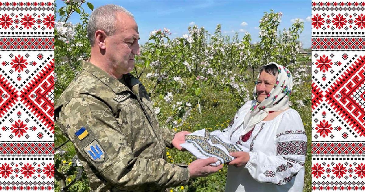 Вишиваною сорочкою-оберегом благословила мати сина-воїна з Чортківщини боронити Україну