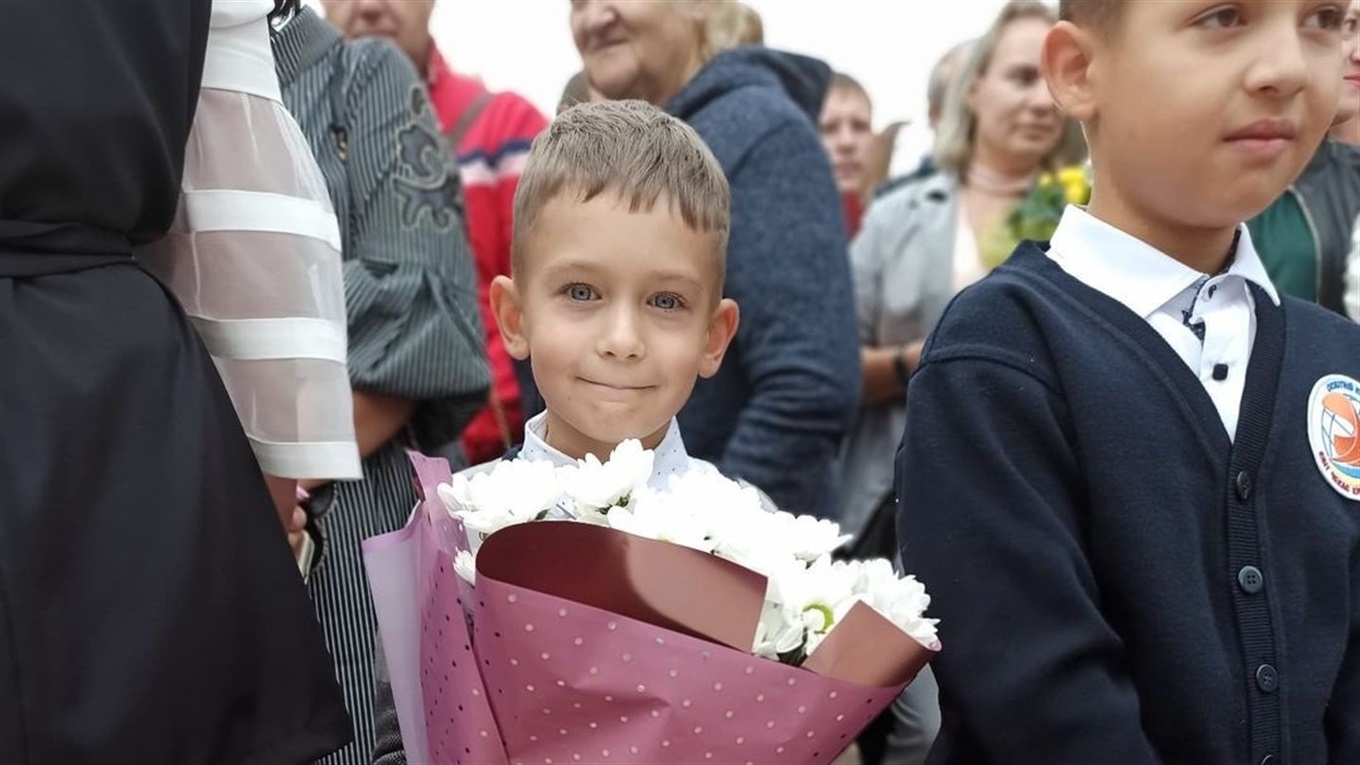 Квіти та щирі посмішки: діти пішли до школи