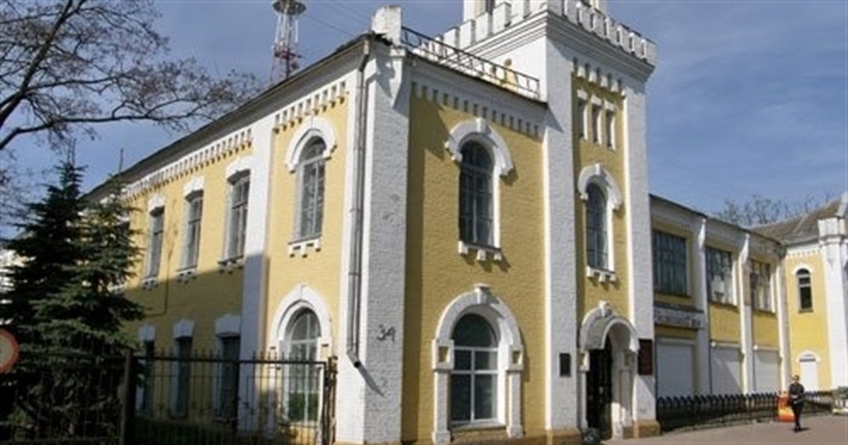 Найбільш зруйнована з нині діючих Спілка художників Чернігова шукає гроші на відновлення будівлі