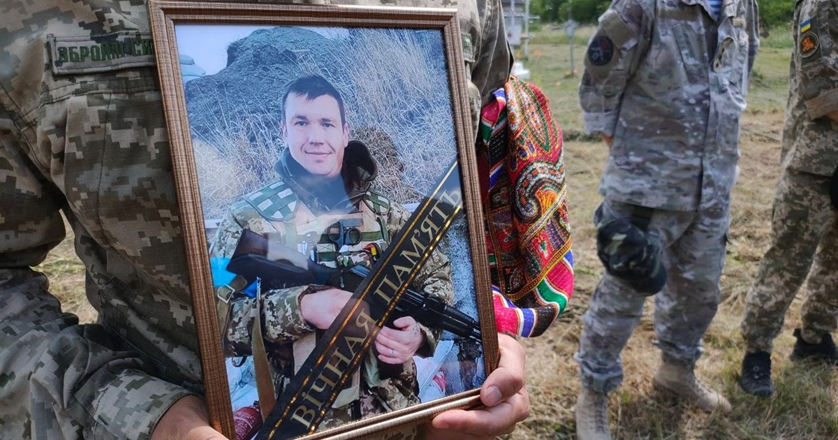 «Він загинув, щоб ми жили». Переяславщина попрощалася з героєм-захисником Андрієм Омельченком ВІДЕО