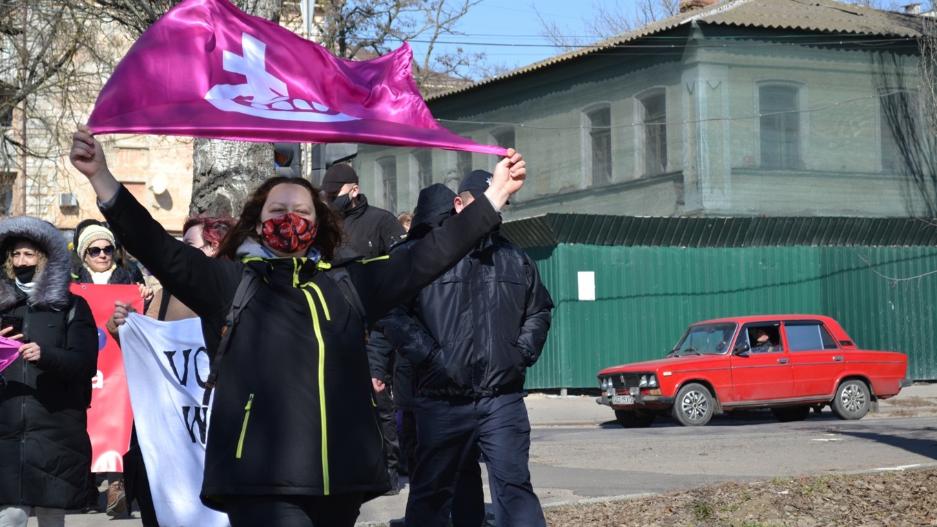 «Хочеш каву — зроби сам». У Херсоні відбувся феміністичний марш (багато фото)