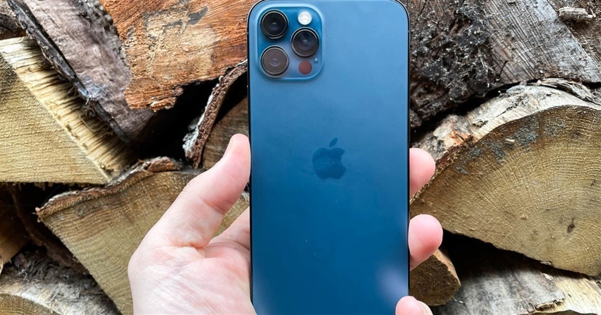 Огляд базової моделі iPhone 12