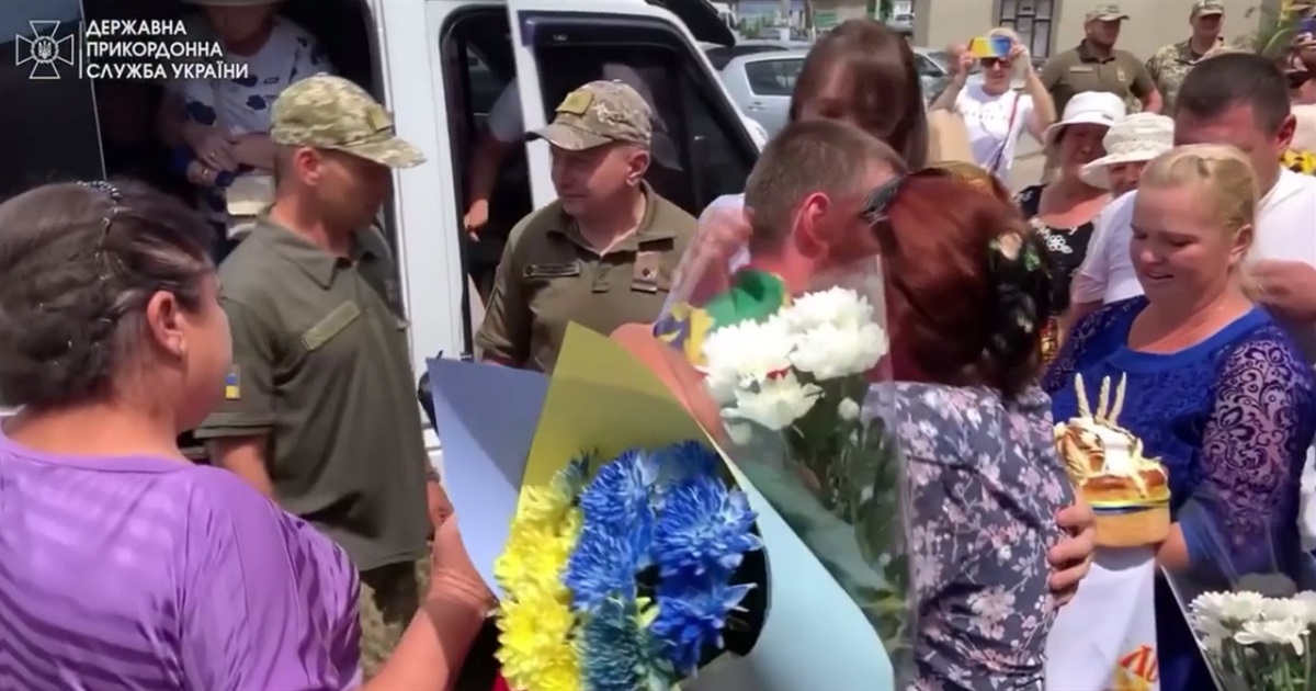 Пограничники с острова Змеиный вернулись домой