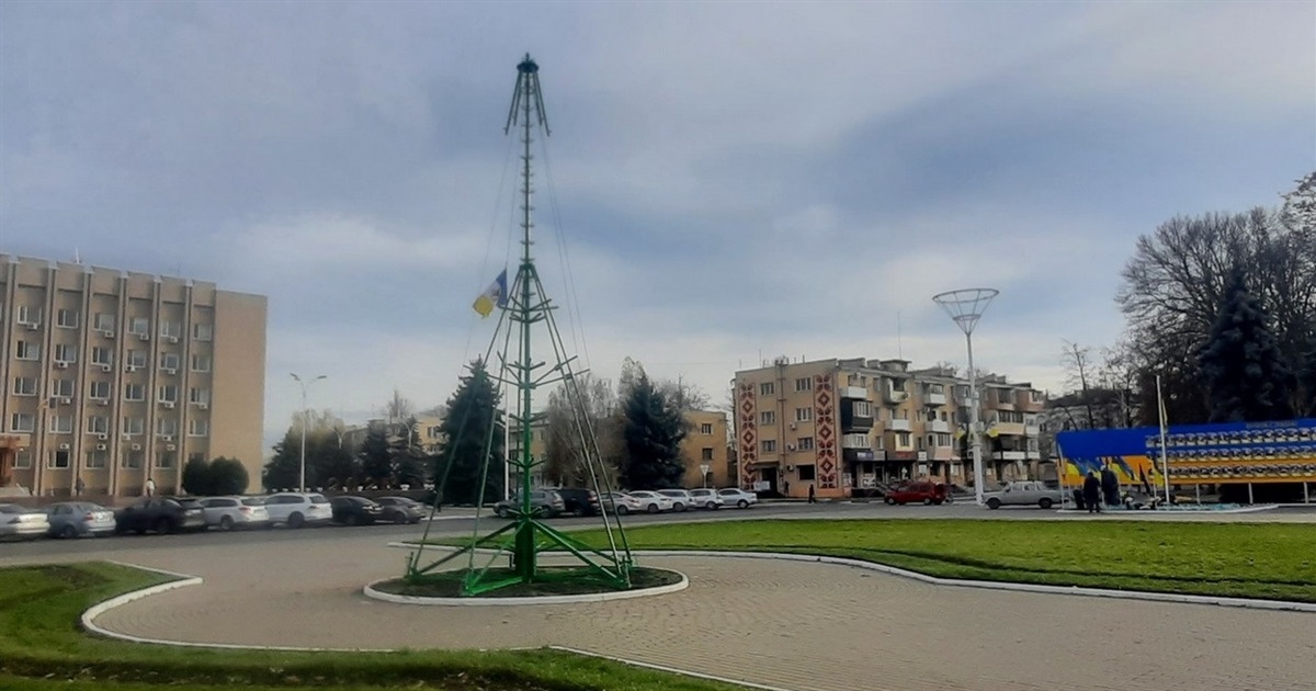 В Ізмаїлі почали встановлювати новорічну ялинку