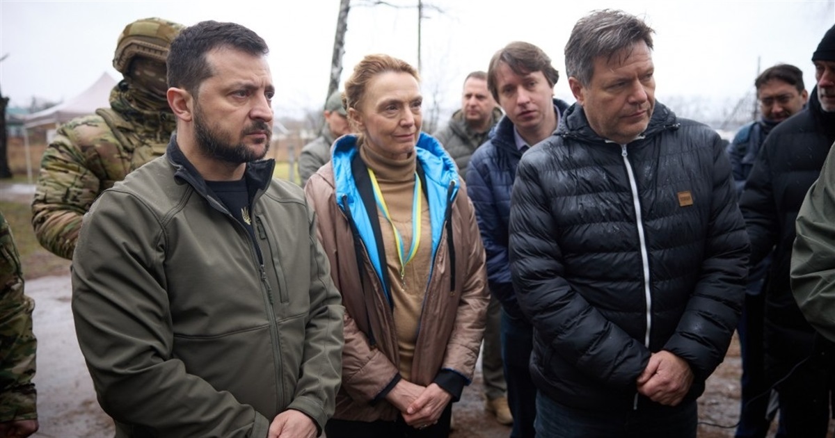 Зеленський відвідав Ягідне на Чернігівщині, жителів якого росіяни місяць тримали у підвалі: 3 квітня