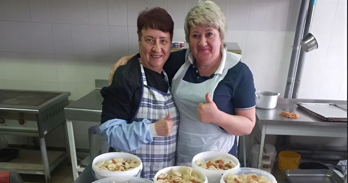 Ірина Хащенко з Попасної два роки у кулінарному десанті на Тернопільщині. Вона готує вареники воїнам