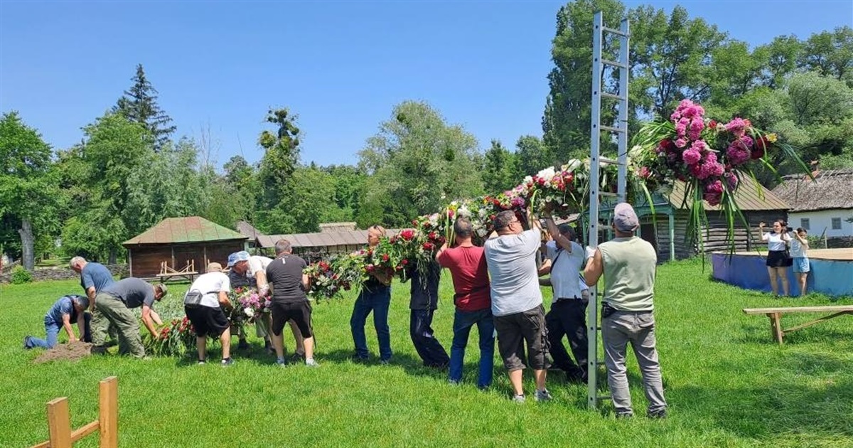 У музеї просто неба в Переяславі встановили ювілейну віху – символ Зелених свят