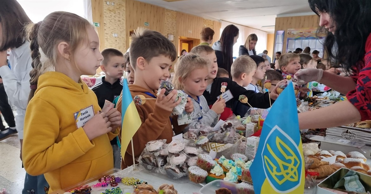 Учні Чортківської ЗОШ № 5 зібрали на благодійному ярмарку 40 тисяч гривень для ЗСУ