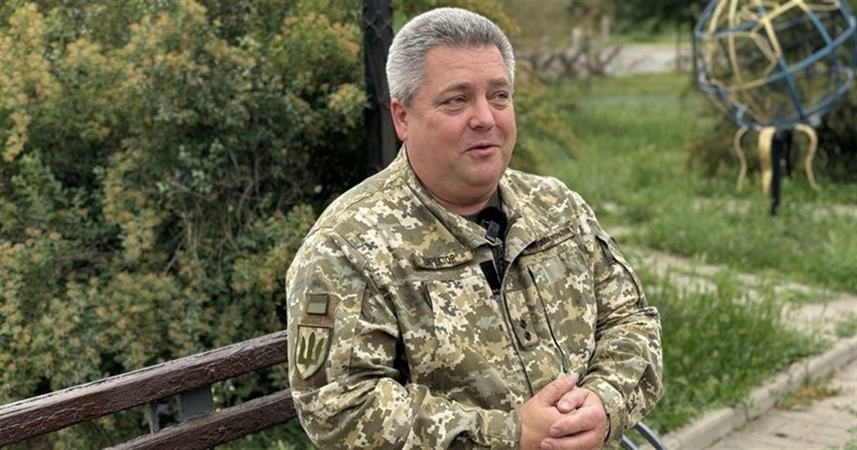 Втік на війну, бо не міг. Історик з Луцька служить на Донеччині і фотографує розбиті школи сходу