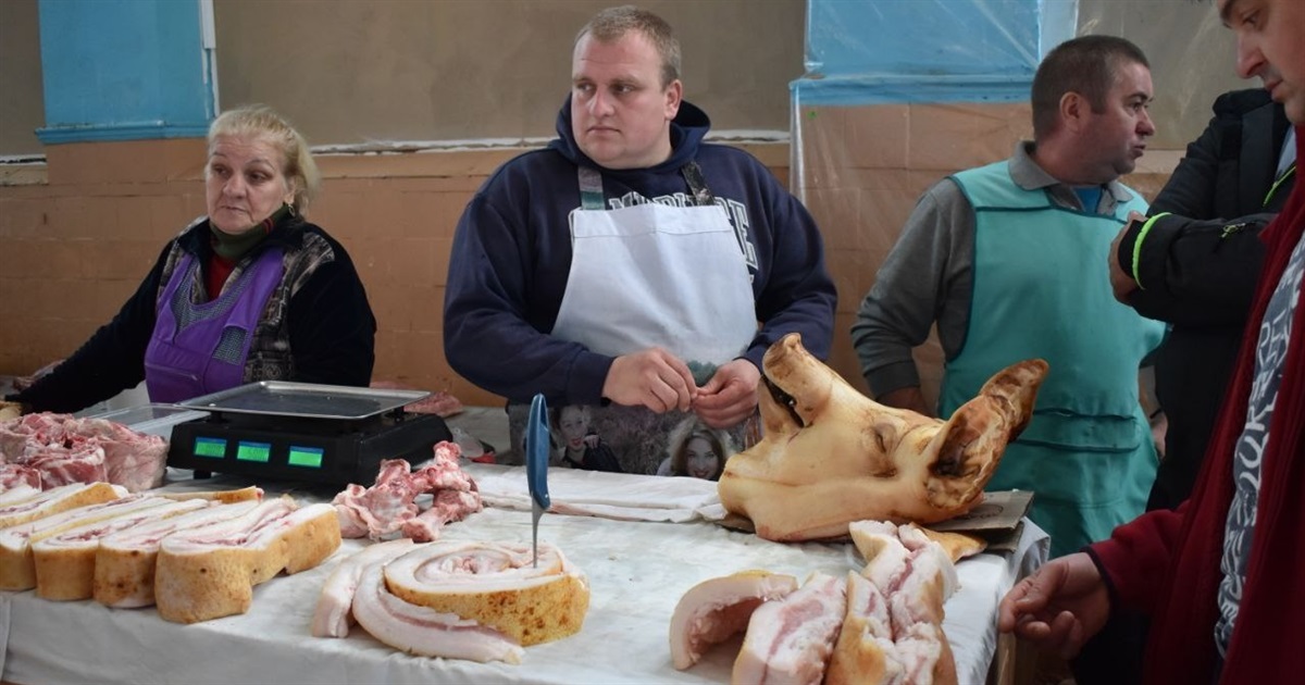 Ціни на переяславському базарі ростуть: живе порося - 3500, підчеревина - 350 гривень: ВІДЕО
