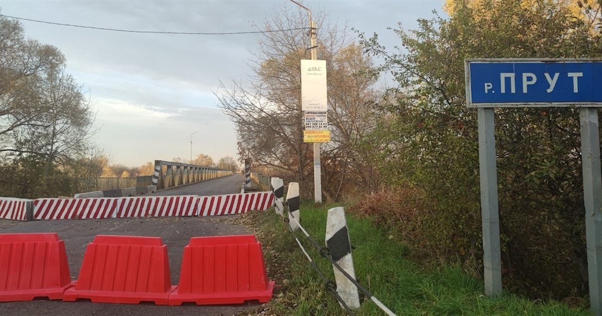 Міст між Глиницею і Дубівцями перекрили і почали ремонтувати. Для легковиків діє тимчасовий міст