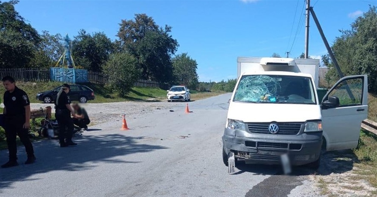 В результаті зіткнення мотоцикла з автофургоном на Звягельщині дві людини отримали травми