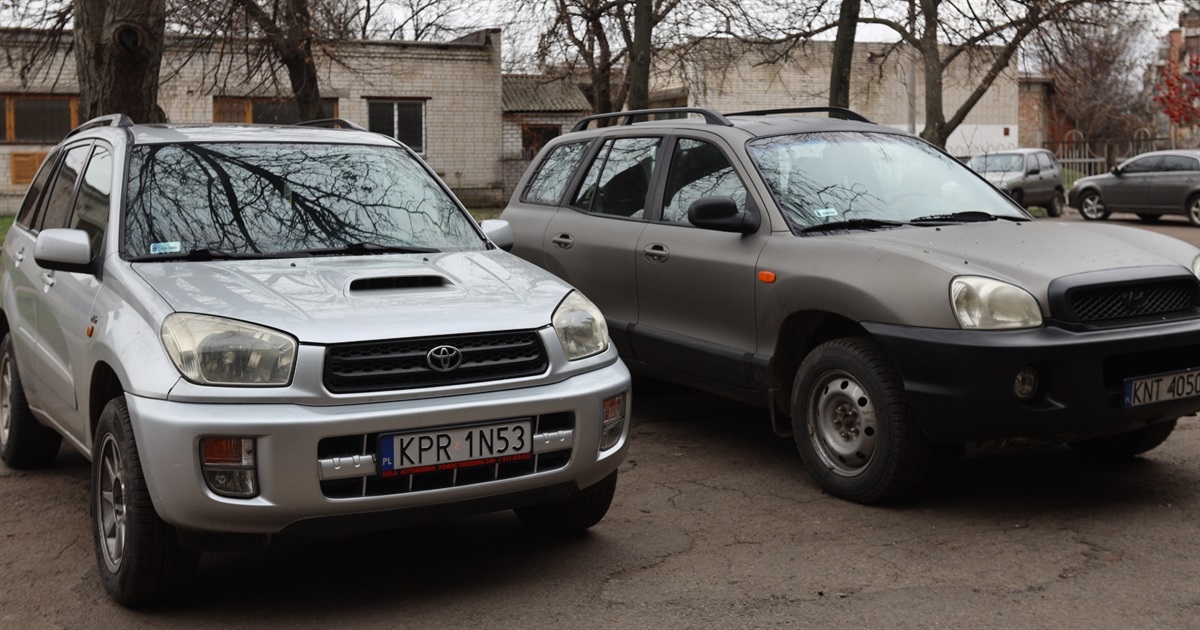 Зі Сміли захисникам на фронт передали ще два автомобілі