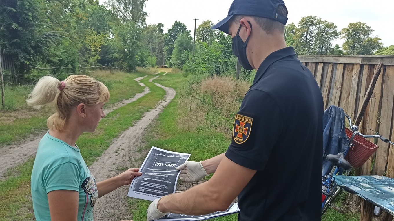 Корюківські рятувальники побували в Маховиках. Просили не випалювати суху траву