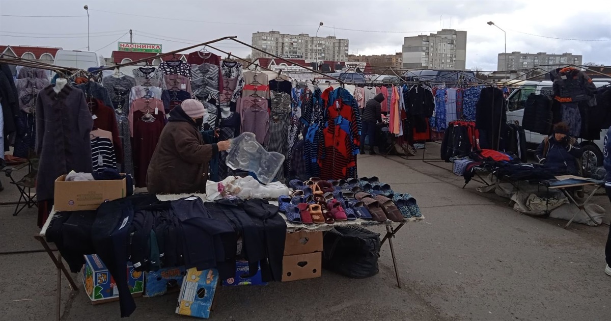 На «київському» майданчику взуття-одяг продавали вже вдруге, та покупці відвикли. Репортаж з базару