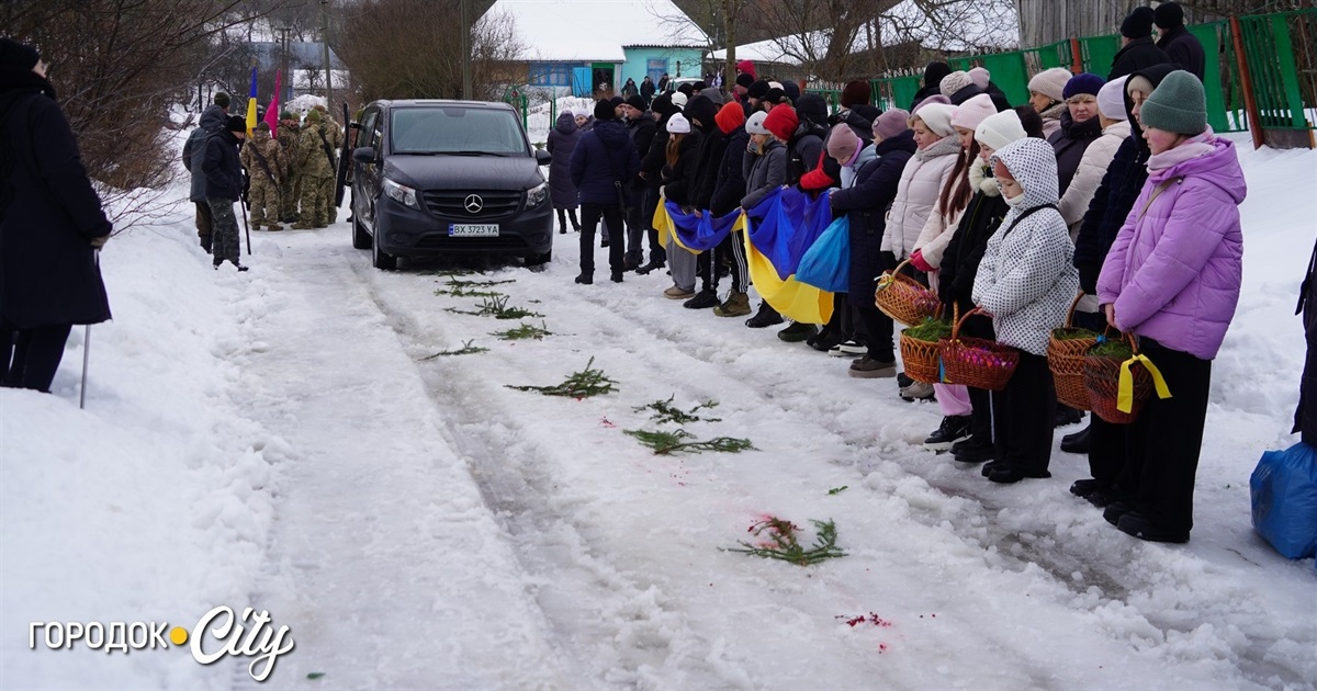 «Дорога була встелена калиною»: Підлісний Олексинець попрощався з Героєм Володимиром Дубовкою