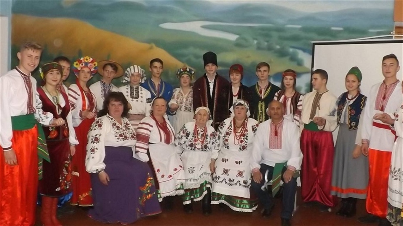 Як у Іванові учні одягли стародавній український одяг 