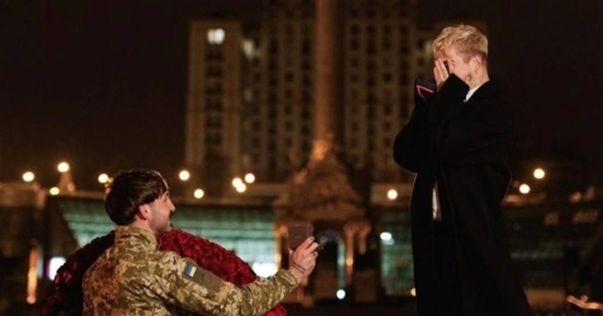 MELOVIN сказав «так» парамедику ЗСУ: несподівані заручини на Майдані