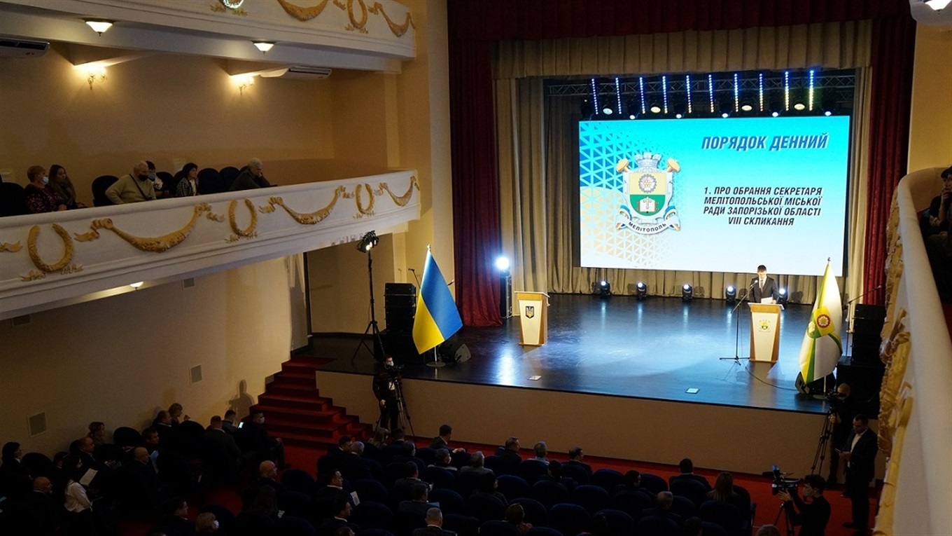 На первой сессии принимали присягу, тайно голосовали и хвалили за достижения
