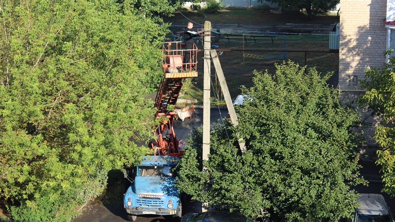 В Авиагородке новые лампы уличного освещения приносят больше света 