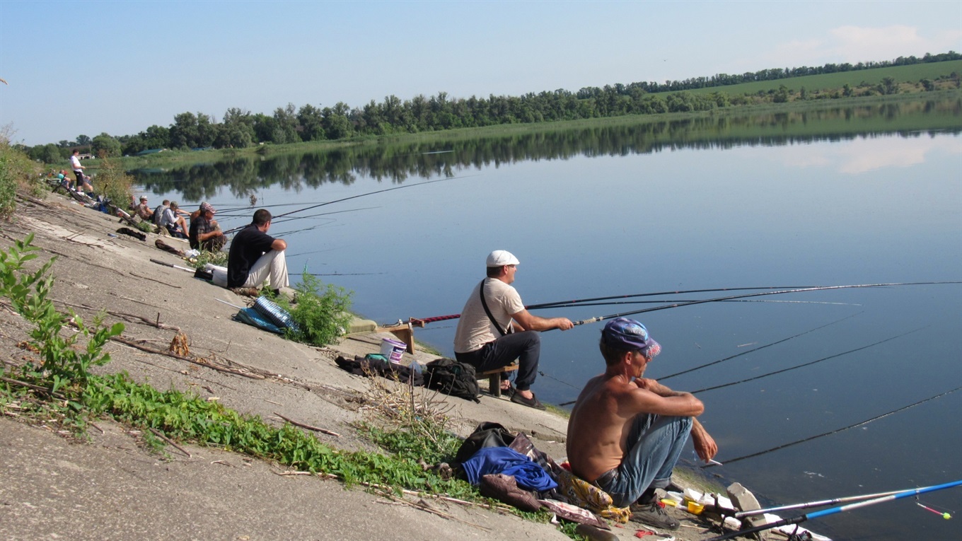 Фоторепортаж: Як у Сватовому День рибалки відзначили