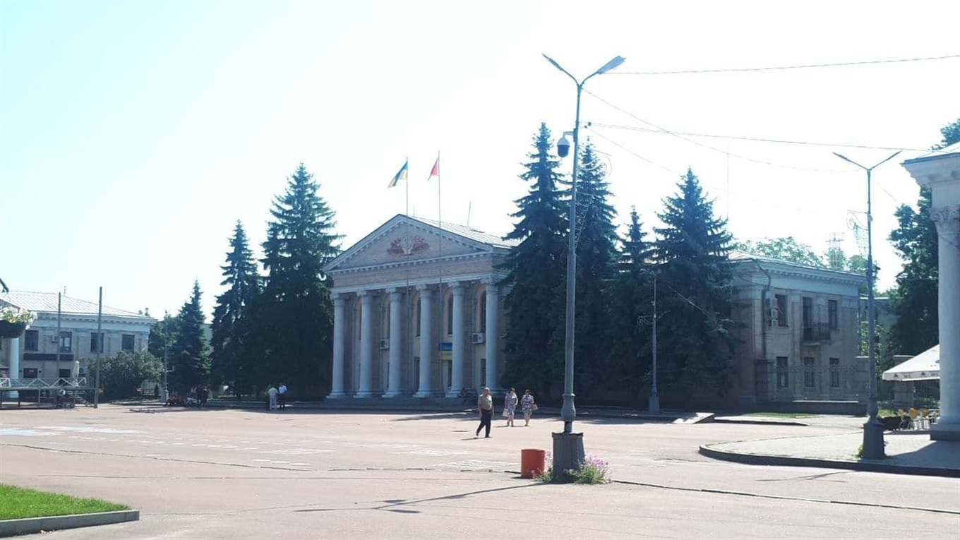 Центральну площу планують відреставрувати цьогоріч. Долю ялин вирішать експерти