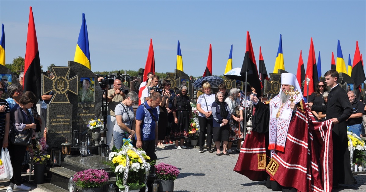 Глава Православної Церкви України митрополит Епіфаній освятив пам’ятники загиблим воїнам у Чорткові