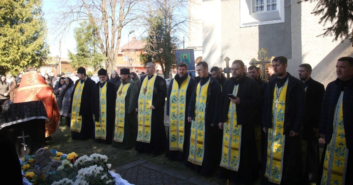 У Шипинцях сотні людей попрощалися із загиблим Героєм-захисником