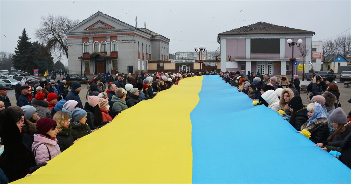 У День єднання у Золотоноші розгорнули масштабне блакитно-жовте полотнище та помолилися за Україну