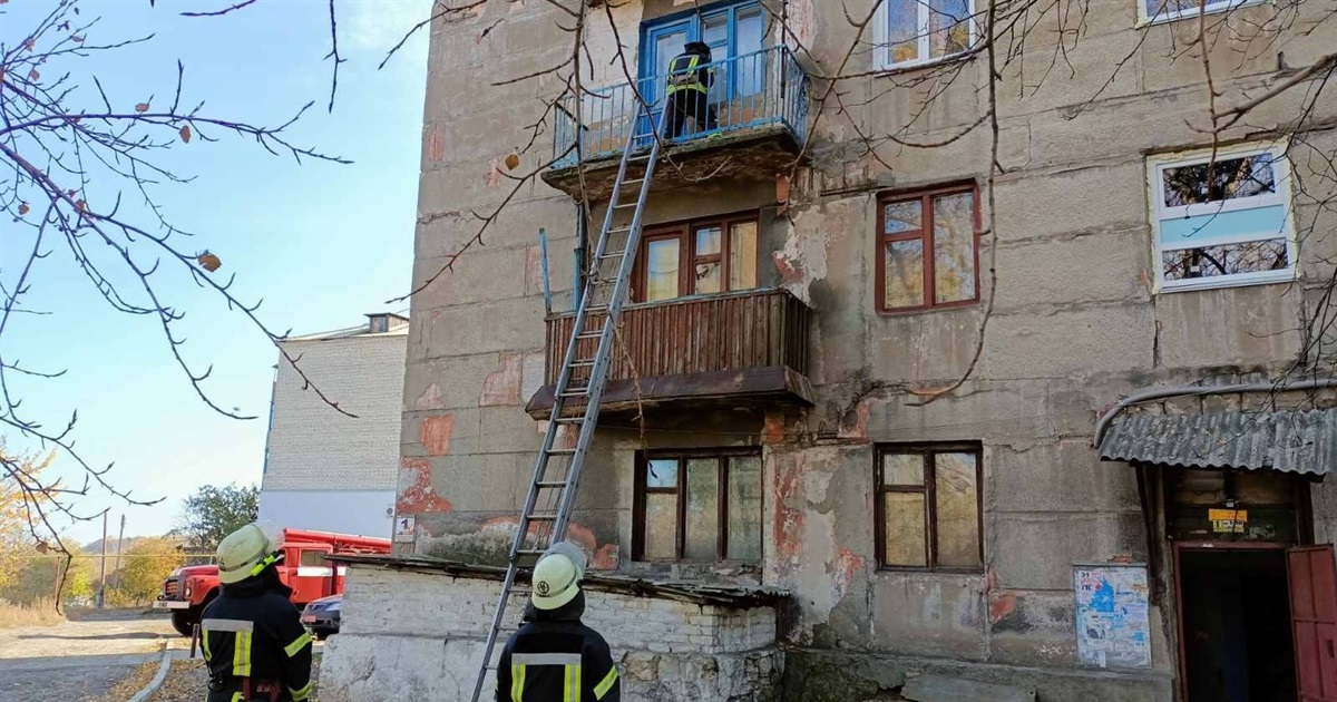 Чтобы спасти пенсионерку из Горского, спасателям пришлось залазить через окно третьего этажа