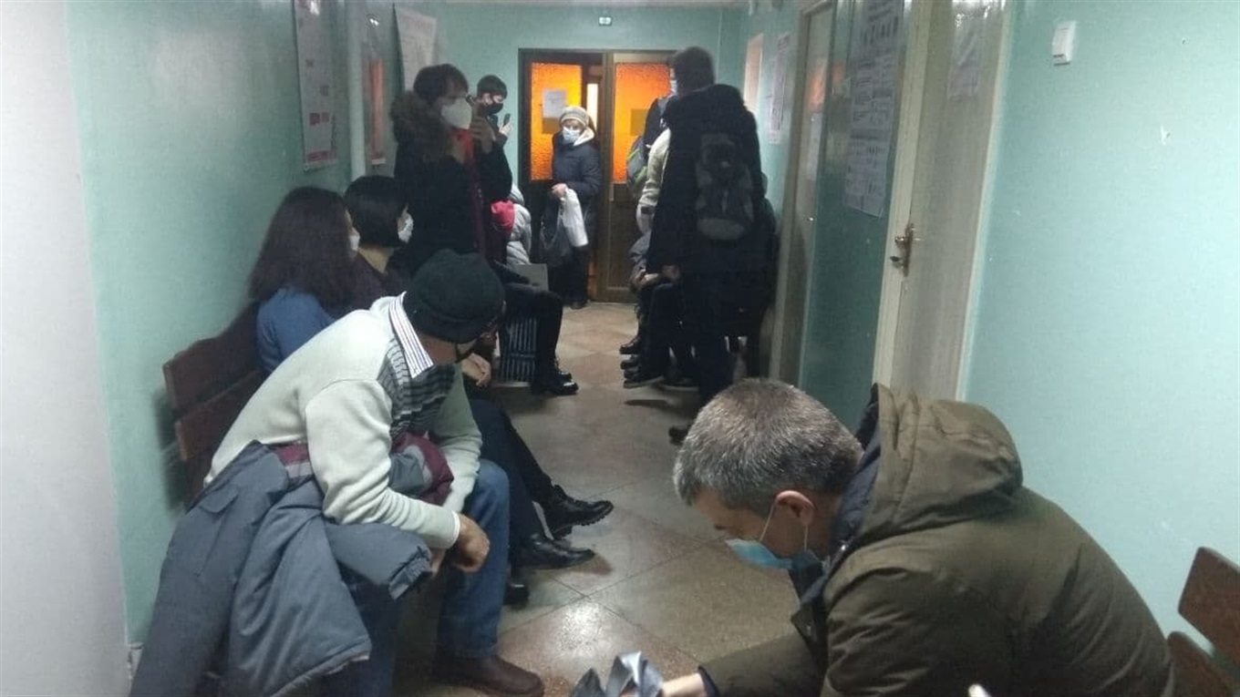 Южноукраїнці чекають по вісім годин, щоб потрапити на прийом до лікаря. Репортаж з лікарні