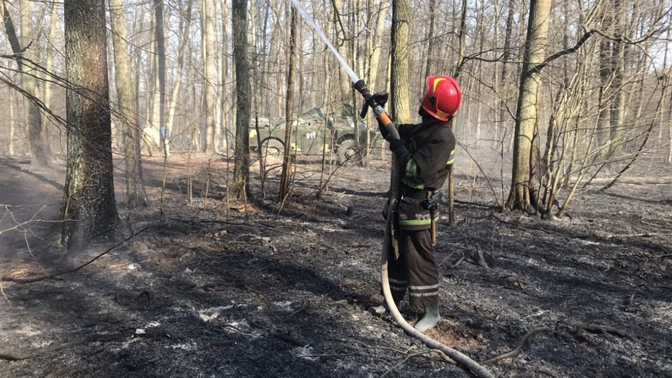 Пожежники ліквідували пожежу в Калинівці неподалік від арсеналу