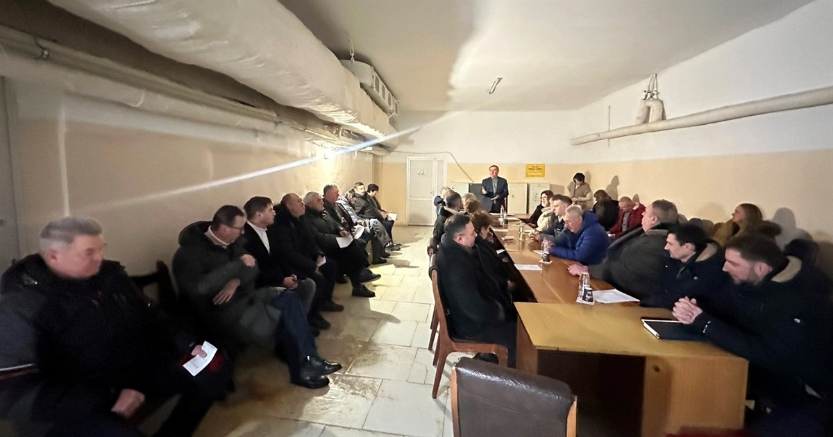 В укритті без світла: Звягельська міськрада виділила 29 млн на армію та підвищила зарплати педагогам