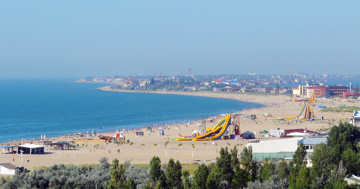 Кароліно-Бугаз відкрив сезон попри заборону купання. Пляжі вже заповнені відпочивальниками
