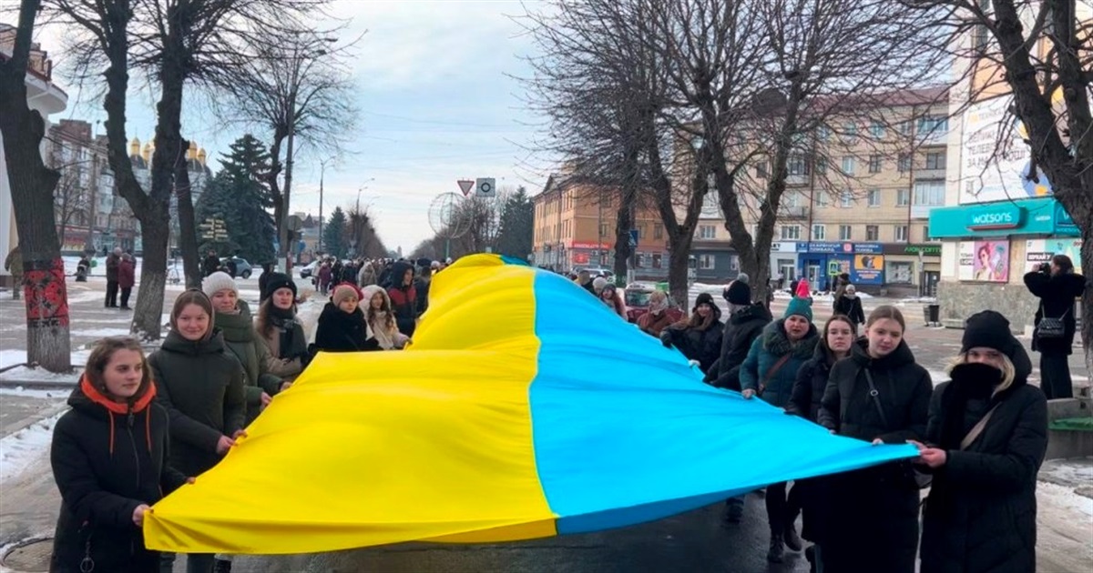 На День Соборності у Звягелі розгорнули 30-метровий прапор України