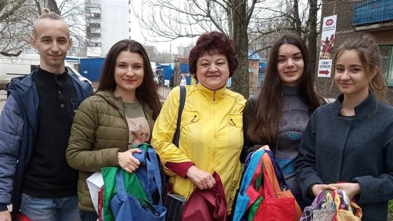 "Нет полиэтилену!": школьники из Торецка призывают заменить пластиковые пакеты экосумками